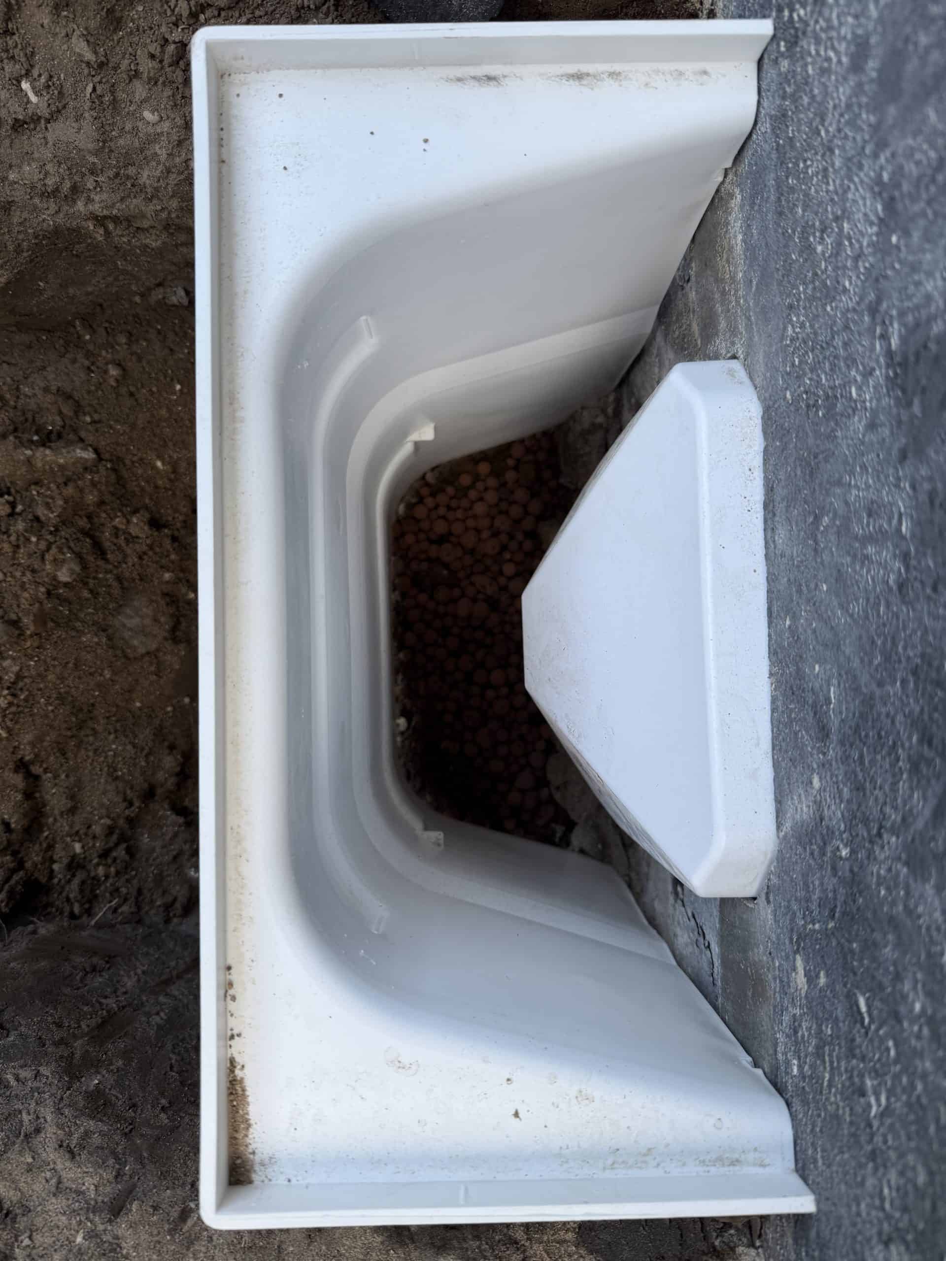 1. Hvid VentiOne jordstikdåse til udendørs elektrisk installation.