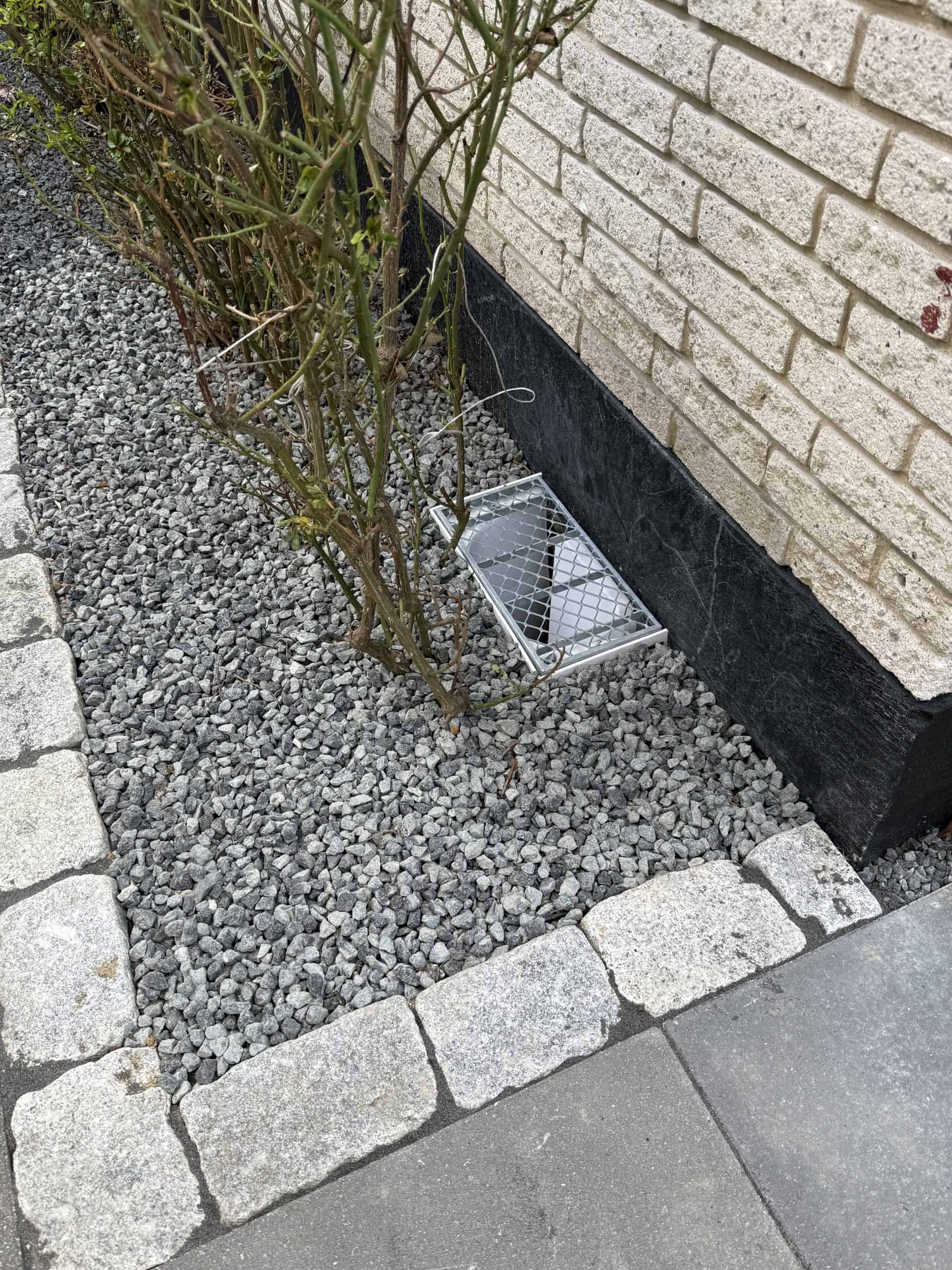 1. Ventilationsrist til udendørs brug ved væg, rustfrit stål, for optimal luftstrøm.